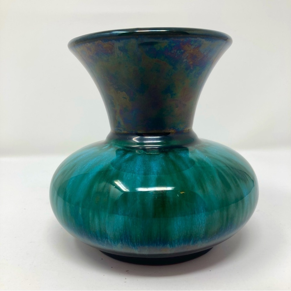 Vintage Blue Mountain Pottery vase. - Picture 8 of 10